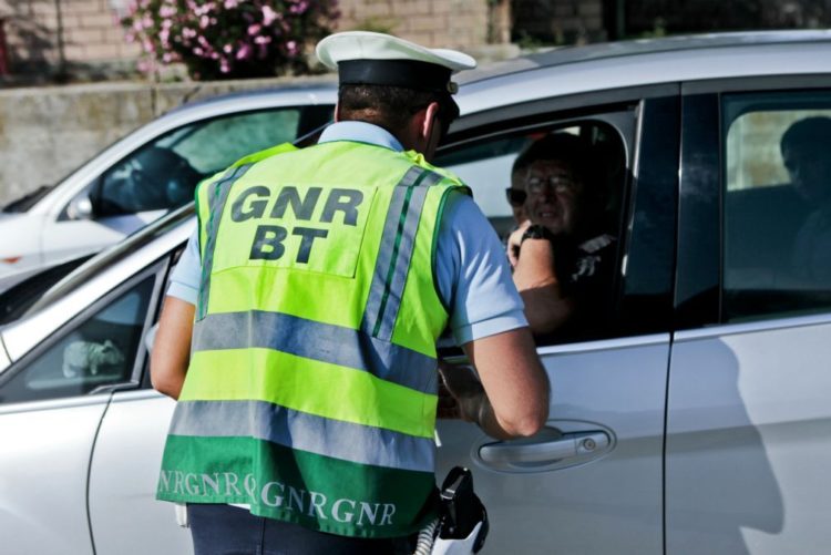 Resultado de imagem para GNR deteve 60 pessoas durante a madrugada em todo o país
