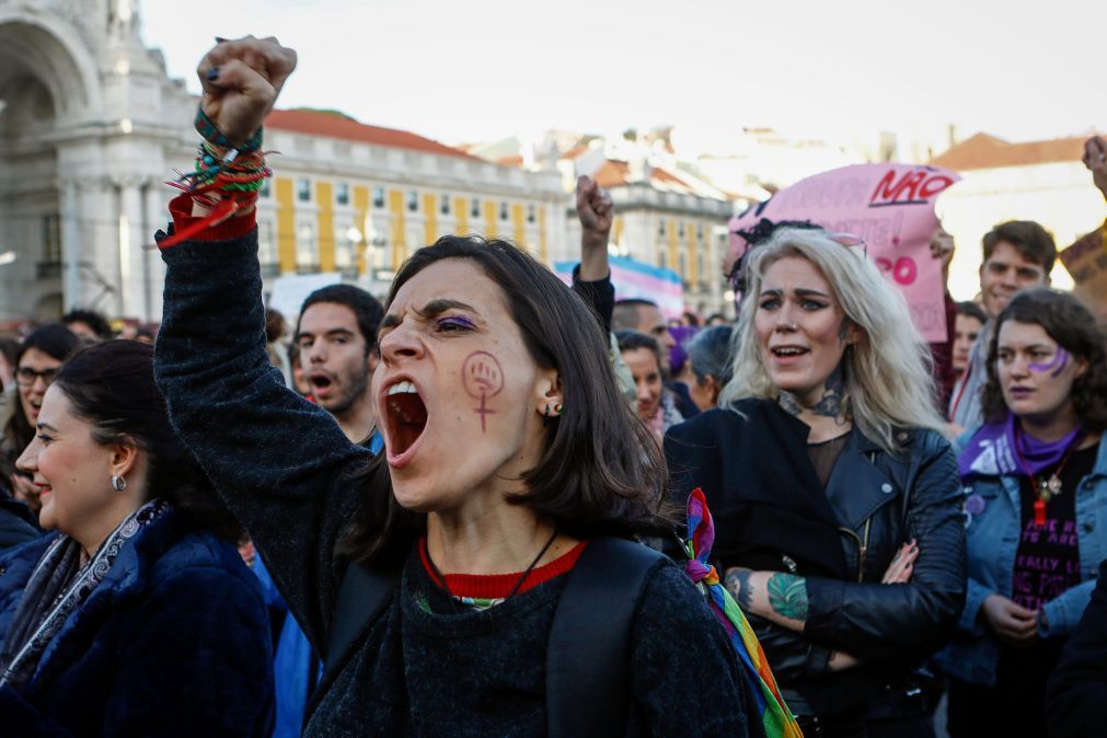 Milhares prometem mudar o mundo em manifestação feminista ...