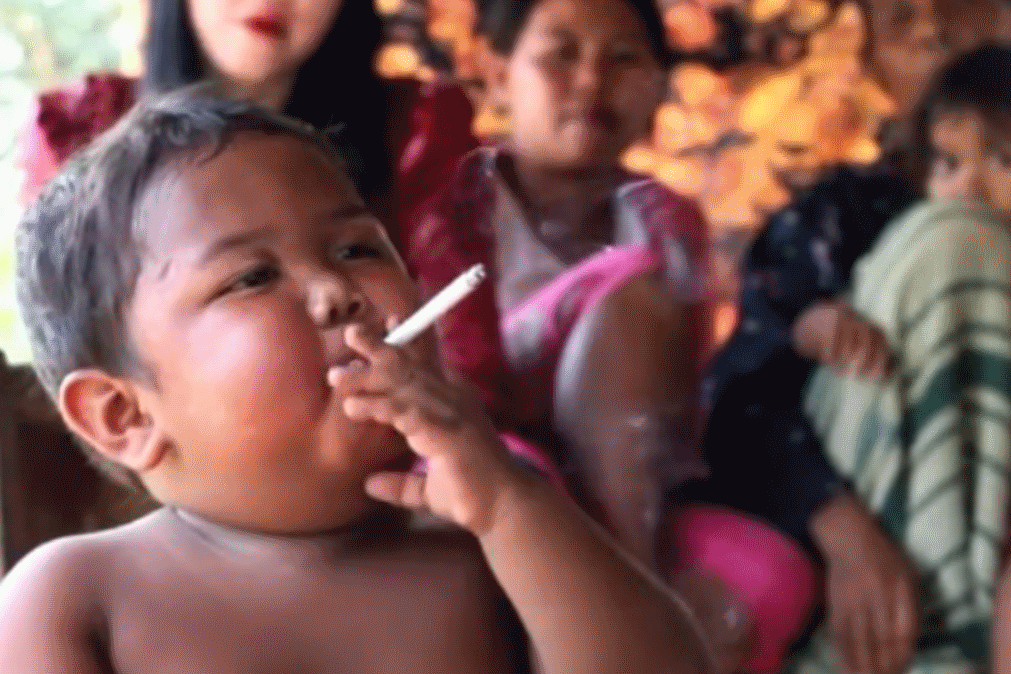 Veja como está hoje o menino que fumava 40 cigarros aos 2 anos