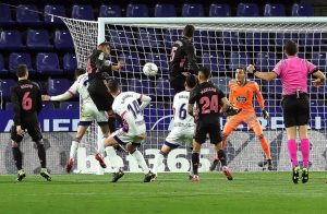 Um golo do futebolista brasileiro Casemiro deu hoje a vitória ao Real Madrid, em casa do Valladolid (1-0), que permitiu aos 'merengues' aproximarem-se do líder isolado da Liga espanhola, o Atlético de Madrid.