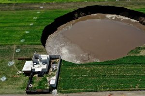 As imagens da cratera gigante que ameaça engolir casas