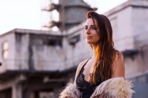 Carolina Torres testa positivo à covid-19 em série com cenas de sexo