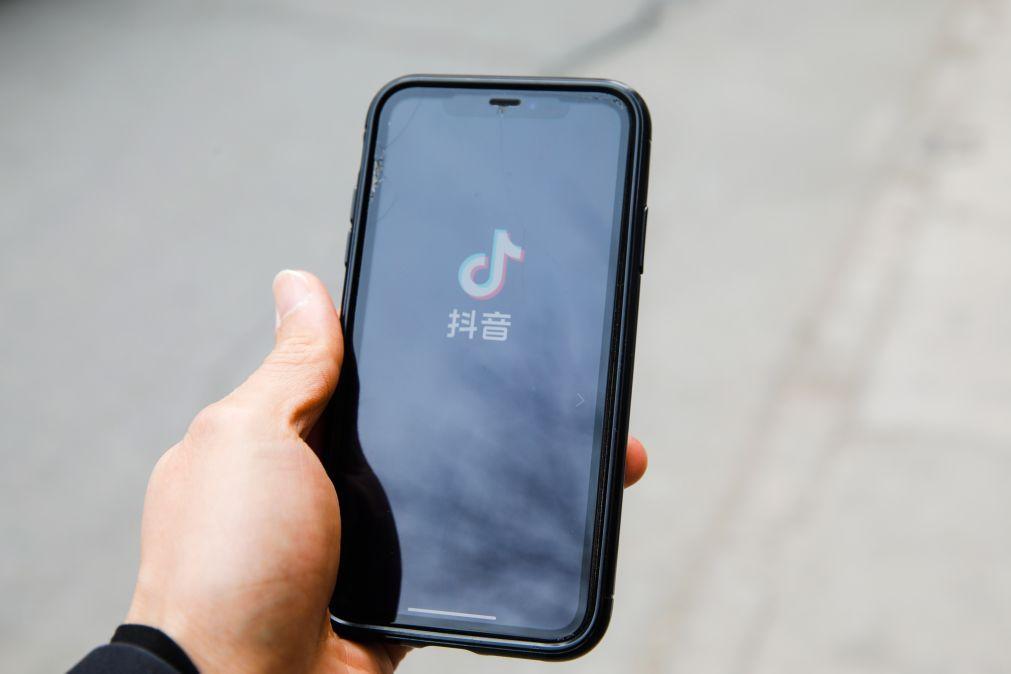 Australia bans Chinese app TikTok on government devices