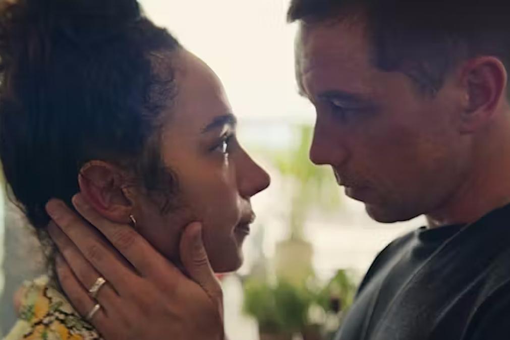 Aurora Perrineau como Riddy e Killian Scott como Orfeu em Kaos. Netflix