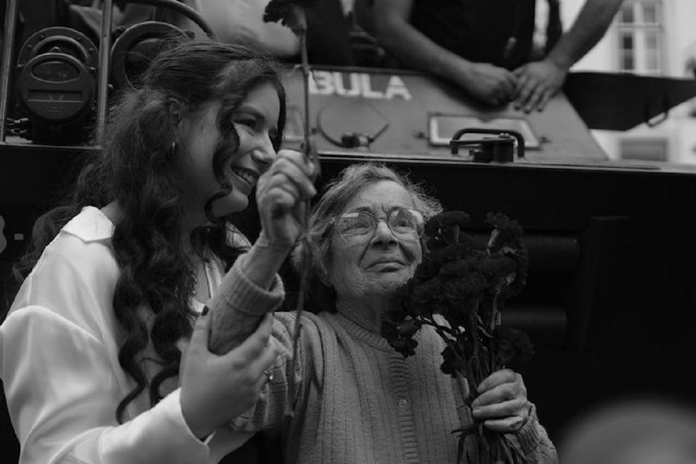 Morreu Celeste Caeiro, a mulher que tornou o cravo no símbolo do 25 de Abril