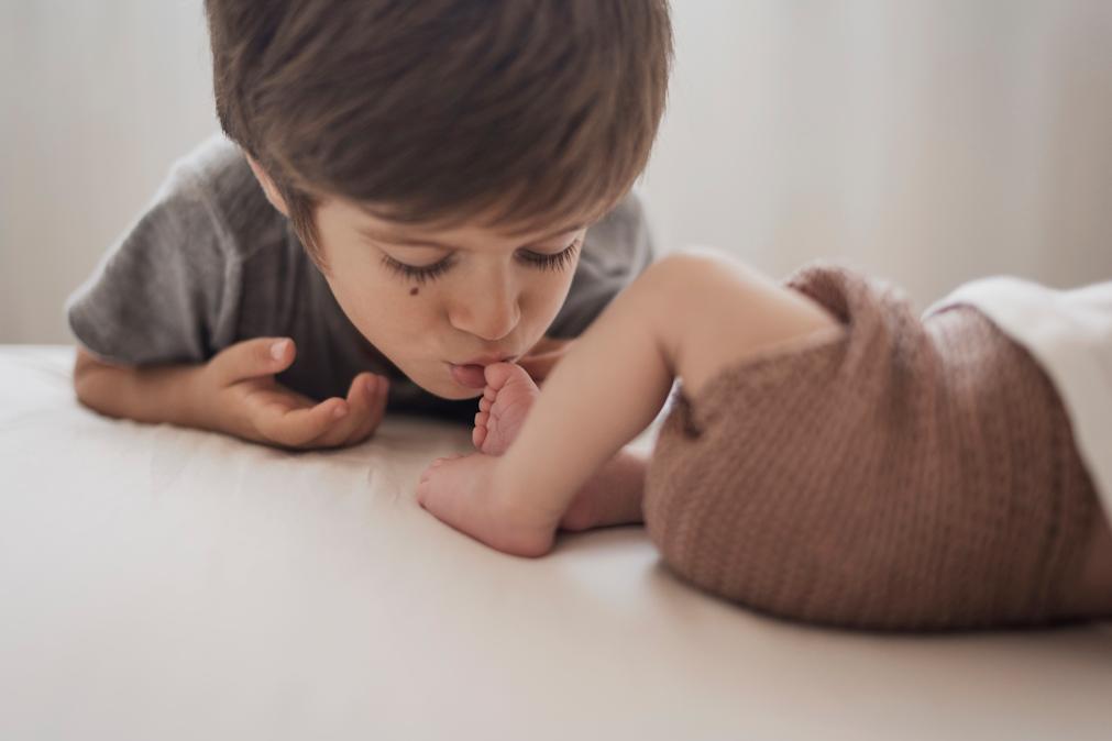 Certifique-se de lavar bem as mãos e evite beijar a criança na boca ou no rosto. Beije o pé ou a parte de trás da cabeça