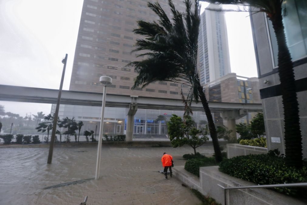 Caos em Miami por causa do furação Irma, com milhares de pessoas sem luz e ruas inundadas