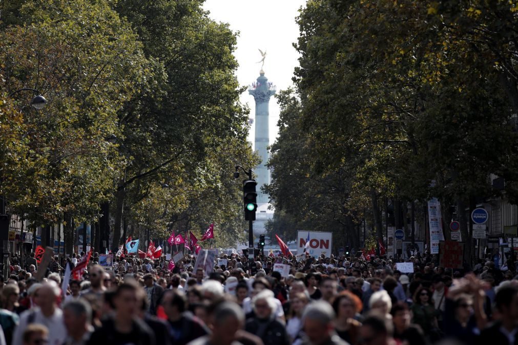 Milhares de manifestantes protestam em Paris contra revisão do Código do Trabalho
