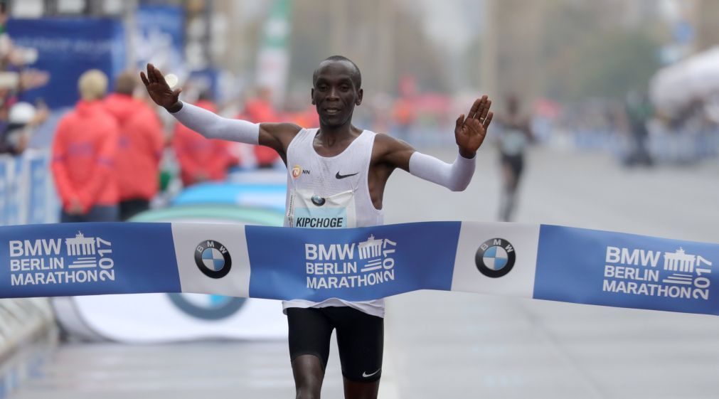 Queniano Eliud Kipchoge vence maratona de Berlim