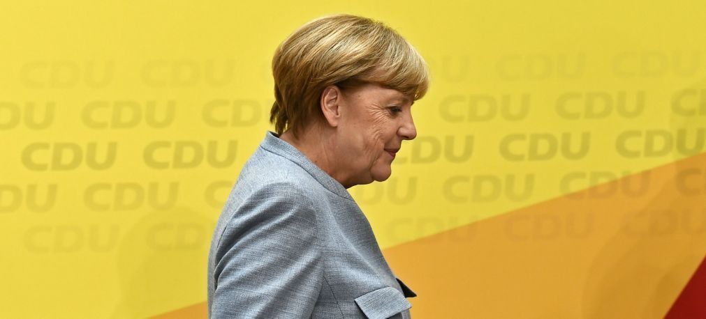 Eleições Alemanha: Merkel vai negociar com SPD, liberais e Verdes