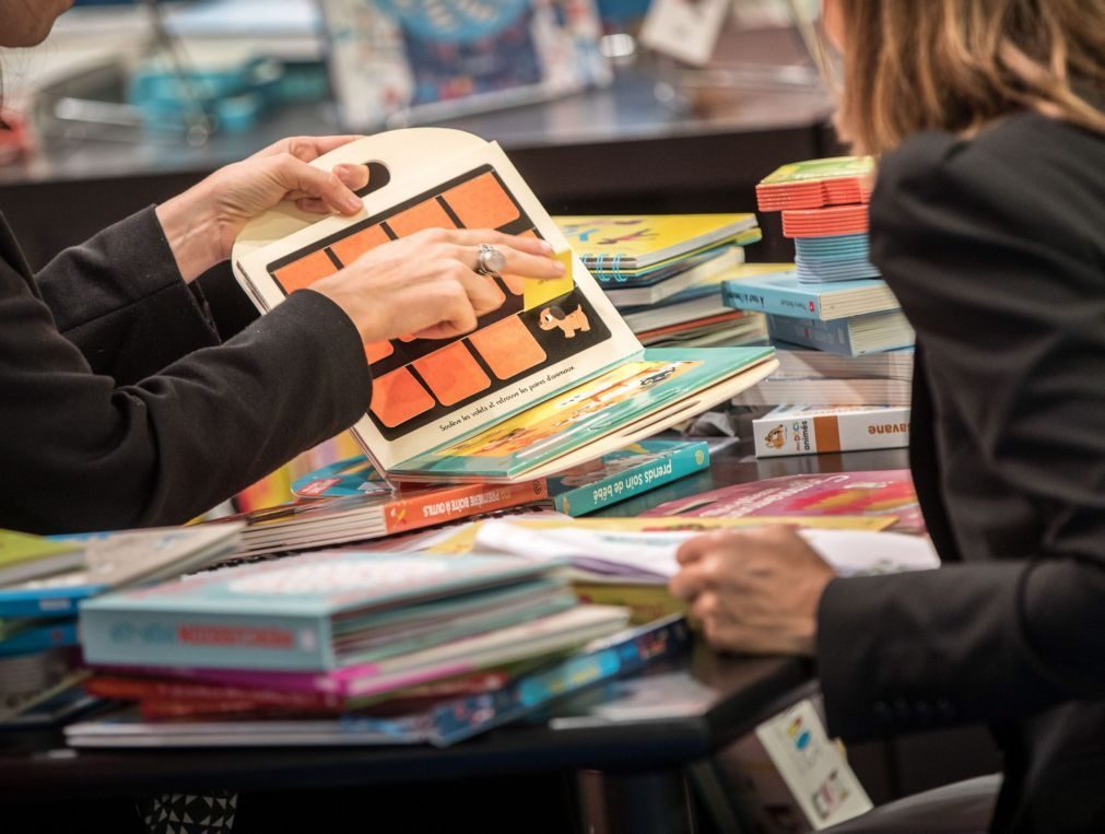 Porto Editora volta a colocar à venda atividades para rapazes e raparigas