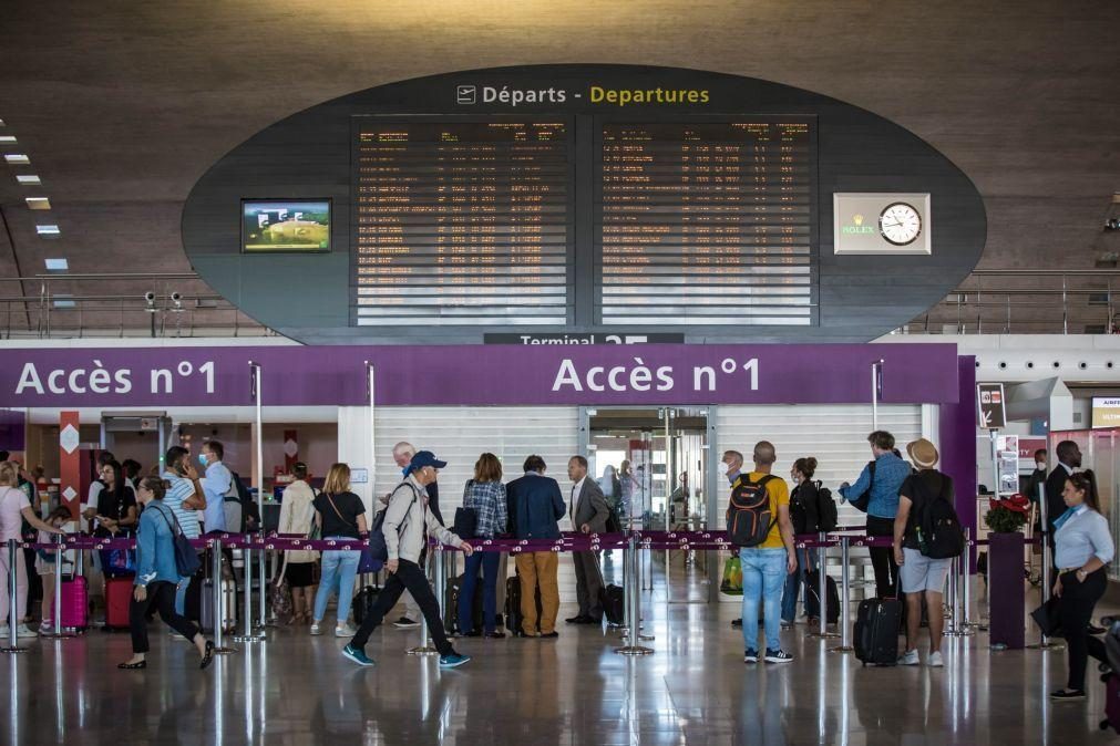 Homem abatido a tiro pela polícia em aeroporto de Paris