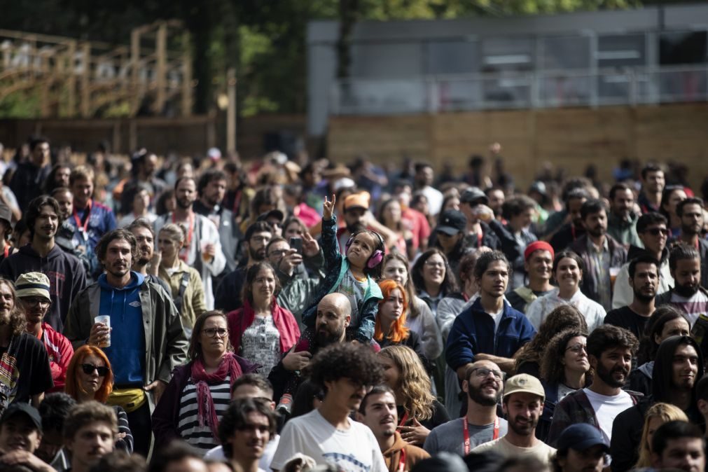 Paredes de Coura abre com Lemon Lovers debaixo de chuva ininterrupta