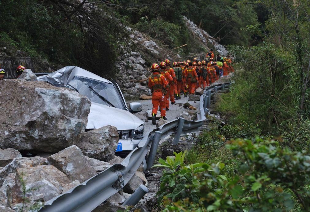 Sismo na China já provocou pelo menos 93 vítimas mortais