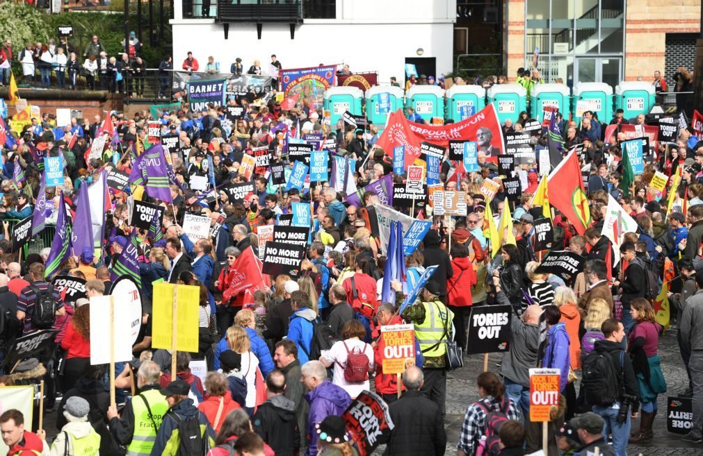 Milhares de pessoas contestam Brexit e austeridade perante Partido Conservador