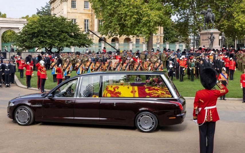 Rei Carlos III - Deixa cartão especial no caixão da mãe, Rainha Isabel II