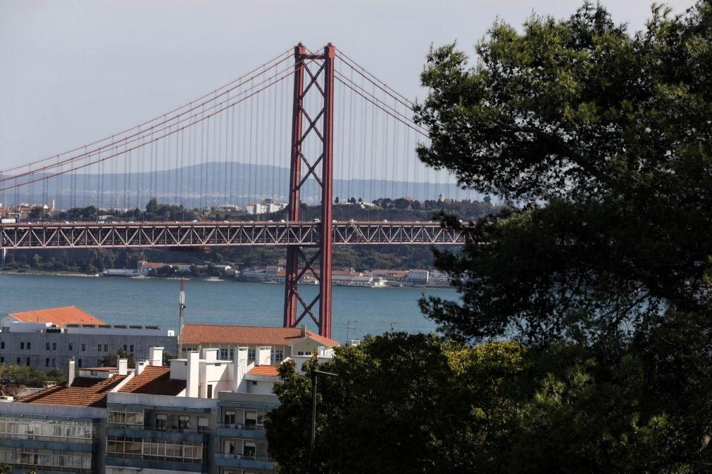 Doze feridos em colisão entre autocarro e mota na Ponte 25 de Abril