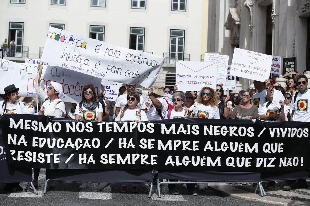 Professores levam luta aos Paços do Concelho e reclamam justiça