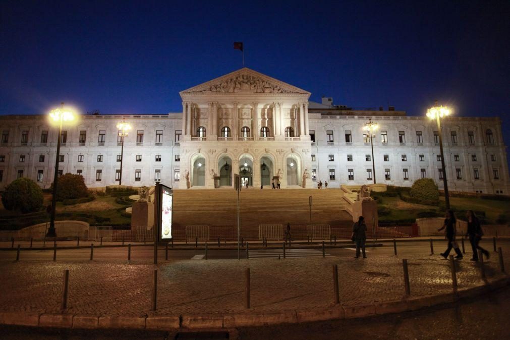 Parlamento vai desligar luzes da fachada e pede que deputados usem transporte públicos