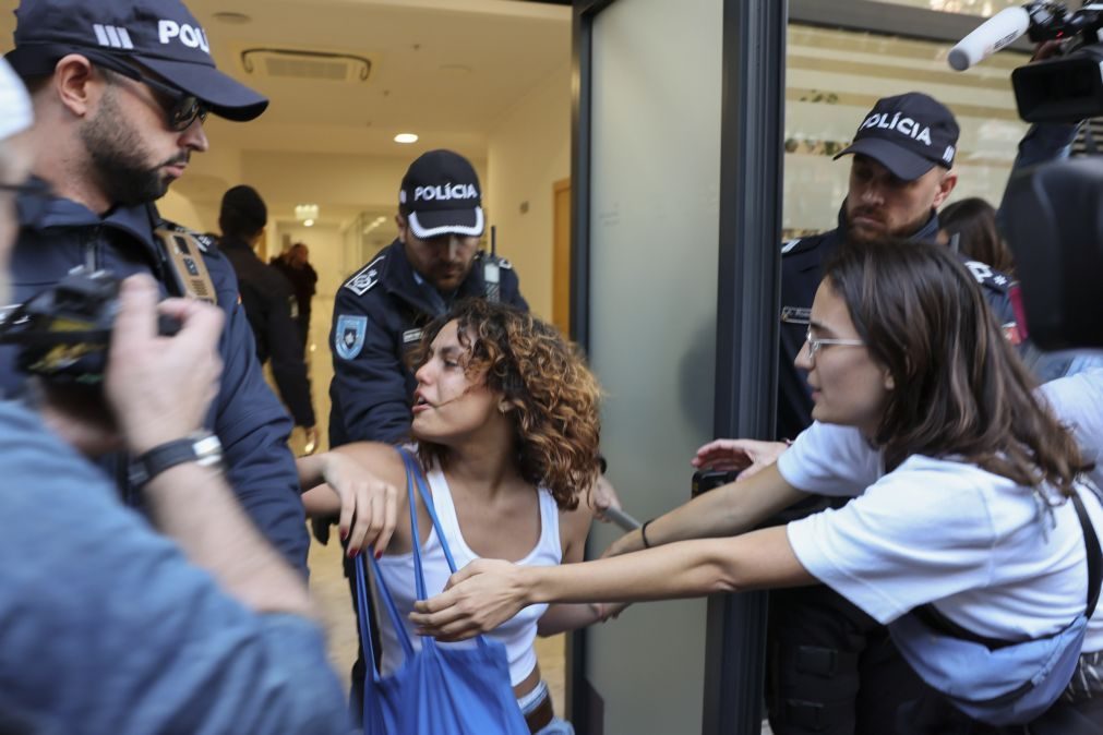 Manifestantes invadem edifício em Lisboa onde está o ministro da Economia