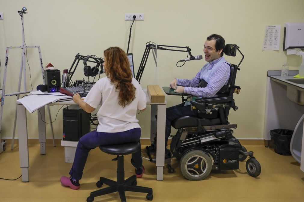 Jovem com paralisia cerebral vive sonho nas ondas da rádio a partir de Fátima