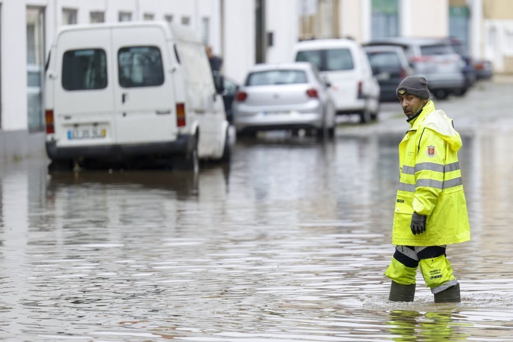 Quase 30 estradas cortadas em Lisboa, Santarém, Setúbal, Portalegre e Évora