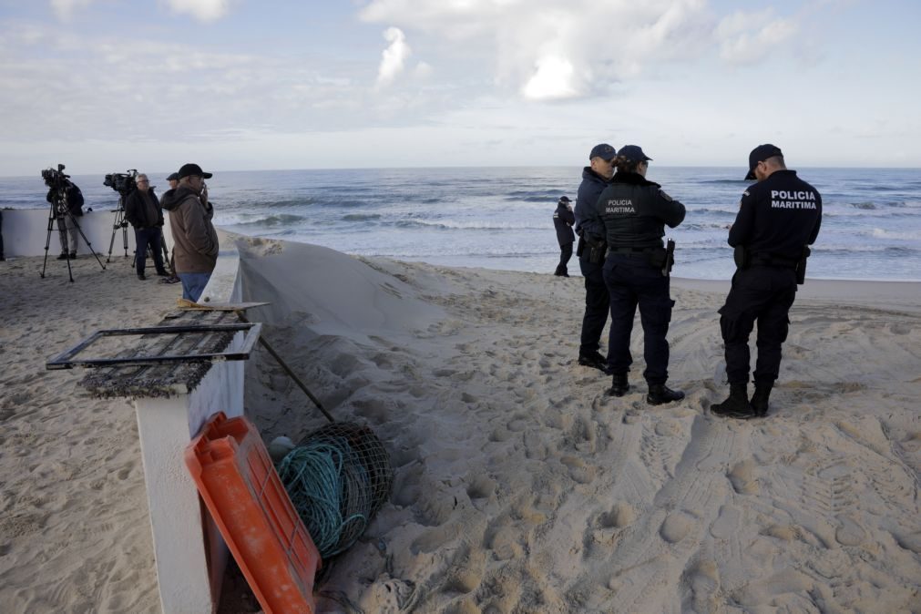 Buscas de três náufragos no mar da Nazaré suspensas durante a noite