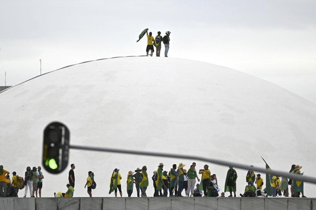 Apoiantes de Bolsonaro roubam armas do palácio presidencial