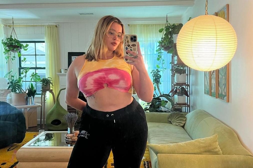 Barbie Ferreira deslumbra em fato de banho super decotado