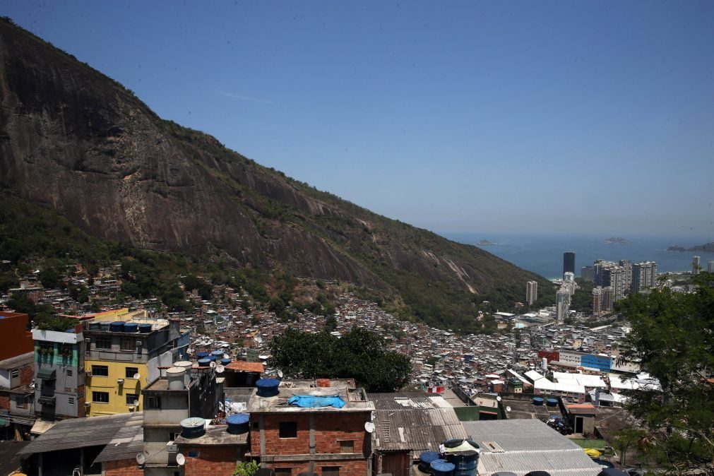 Polícia ordena prisão preventiva de policial que disparou contra turista espanhola no Rio de JK