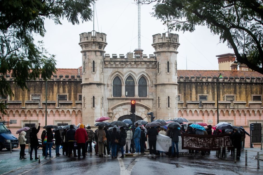 Queda de teto de refeitório da cadeia de Lisboa obriga reclusos a comer nas celas