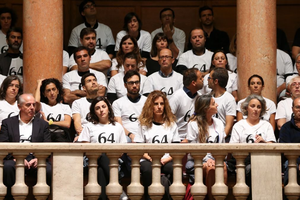 Dezenas de familiares de vítimas dos incêndios protestam no parlamento