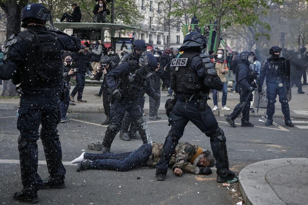 Violência marca protestos menos maciços de hoje em França contra lei das pensões