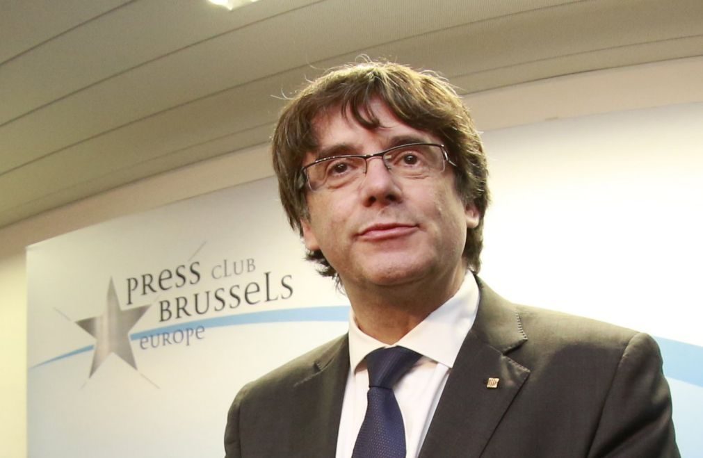 Catalunha: Puigdemont compromete-se a aceitar resultado das eleições de dezembro