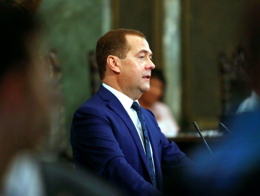 Medvedev ameaça Reino Unido com as ondas de uma arma nuclear