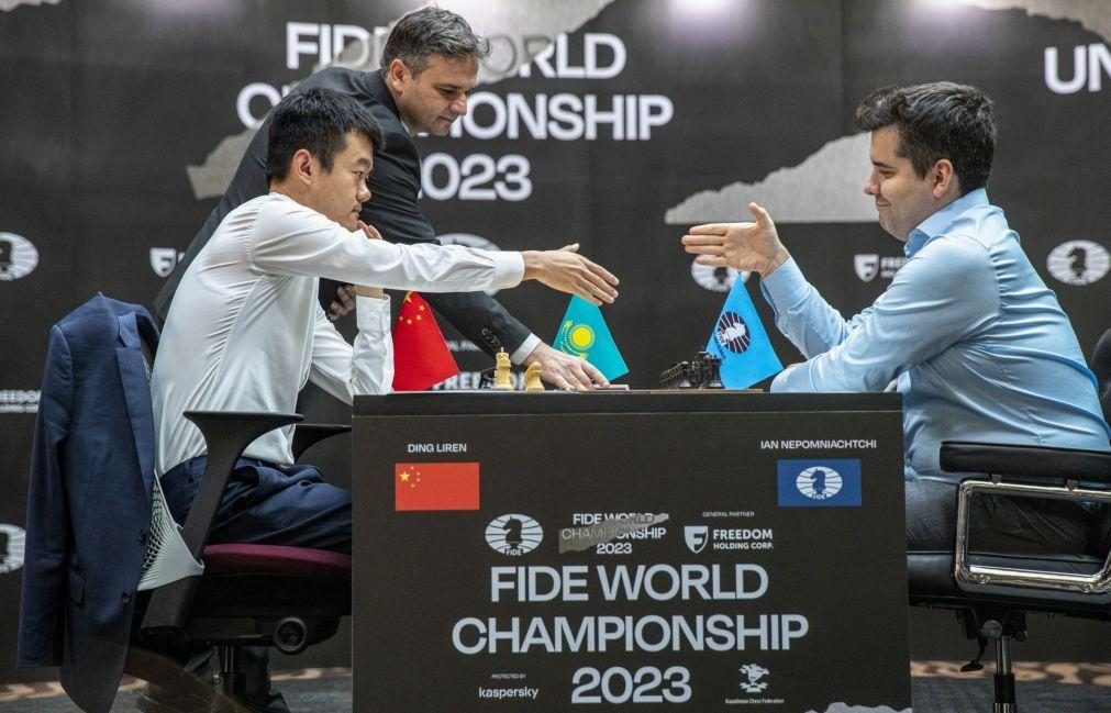 Mundial de xadrez novamente empatado, após Ding ganhar a