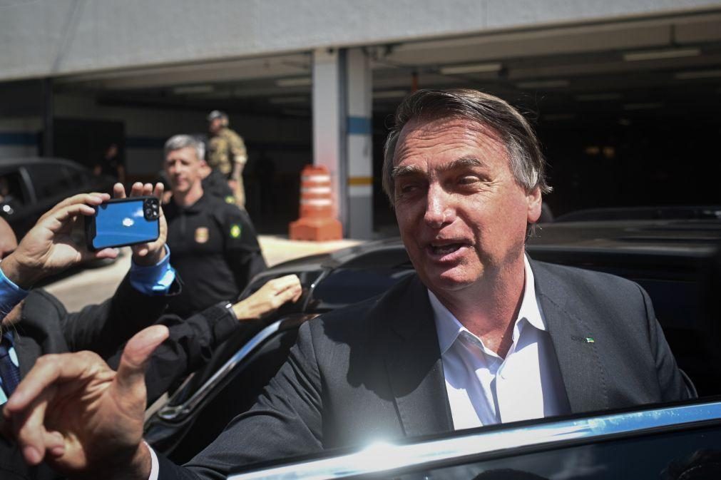 Polícia faz buscas em casa de Bolsonaro e detém ajudante de ex-PR