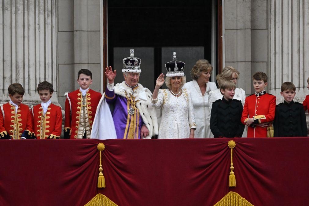 Reis cumprem tradição e acenam à multidão da varanda de Buckingham