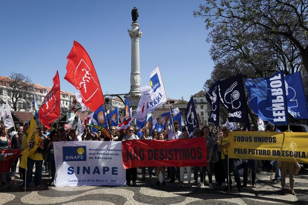 Docentes arrancam hoje em caravana pela EN2 para exigir recuperação do tempo de serviço