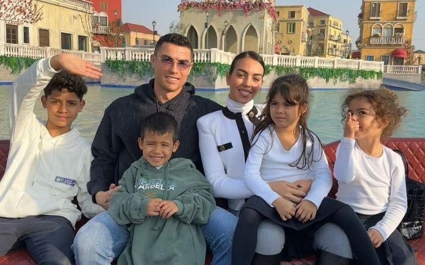 Cristiano Ronaldo Filho Mateo, de cinco anos, surge com cabelo pintado de azul e argola na orelha