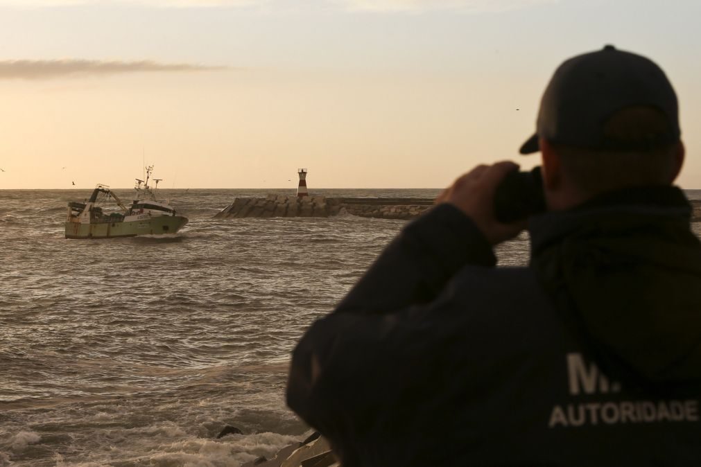 Marinha coordena resgate médico de passageiro de 77 anos de navio que navegava ao largo da Madeira