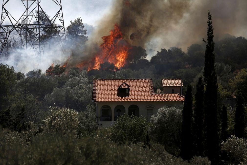 Incêndios em Atenas ameaçam colónias de férias de 1.200 crianças