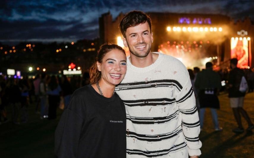 David Carreira Abdominais à mostra! Cantor em momento ternurento com Carolina Carvalho na cozinha