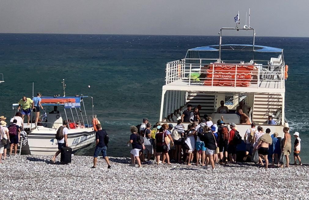 Mais de 30 barcos em operação de evacuação na ilha grega de Rodes