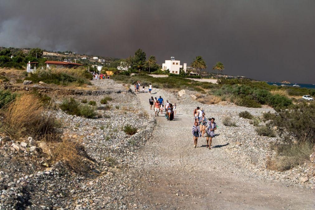 Número de pessoas retiradas da ilha grega de Rodes sobe para 2 mil