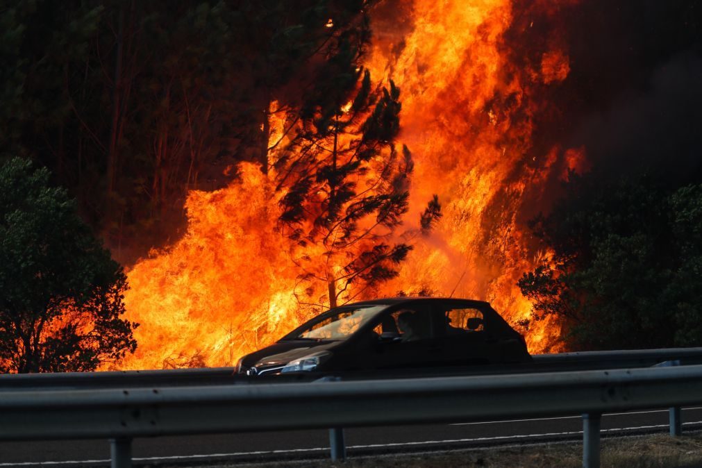 Autoestrada A42 volta a estar cortada devido ao fogo em Lordelo