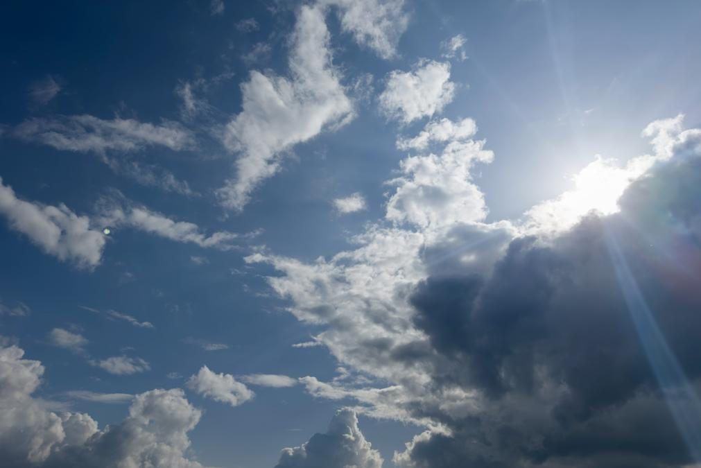 Previsão de céu muito nublado e chuva em algumas regiões