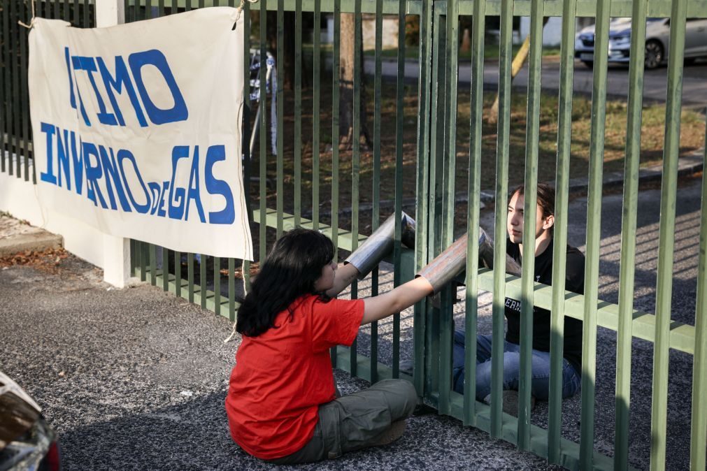 Ativistas climáticos bloqueiam entrada do Conselho de Ministros