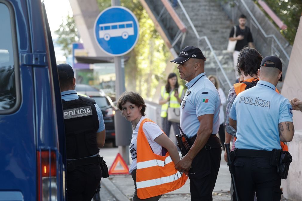 Detidos nove ativistas depois de bloquearem trânsito na Segunda Circular em Lisboa