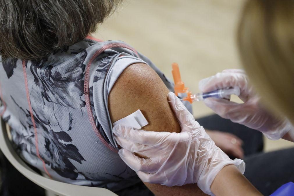 Mais de 1,5 milhões de vacinas contra a covid e a gripe administradas em três semanas